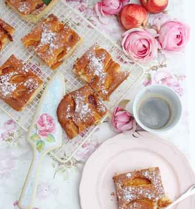 Karamellisierter nektarinenkuchen mit rosmarin