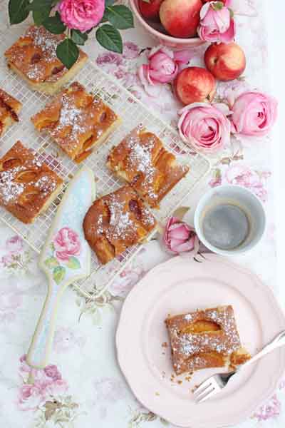 Karamellisierter Nektarinenkuchen mit Rosmarin