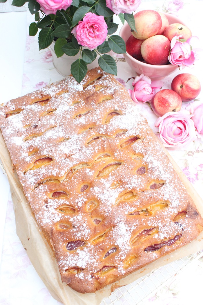 Karamellisierter Nektarinenkuchen mit Rosmarin