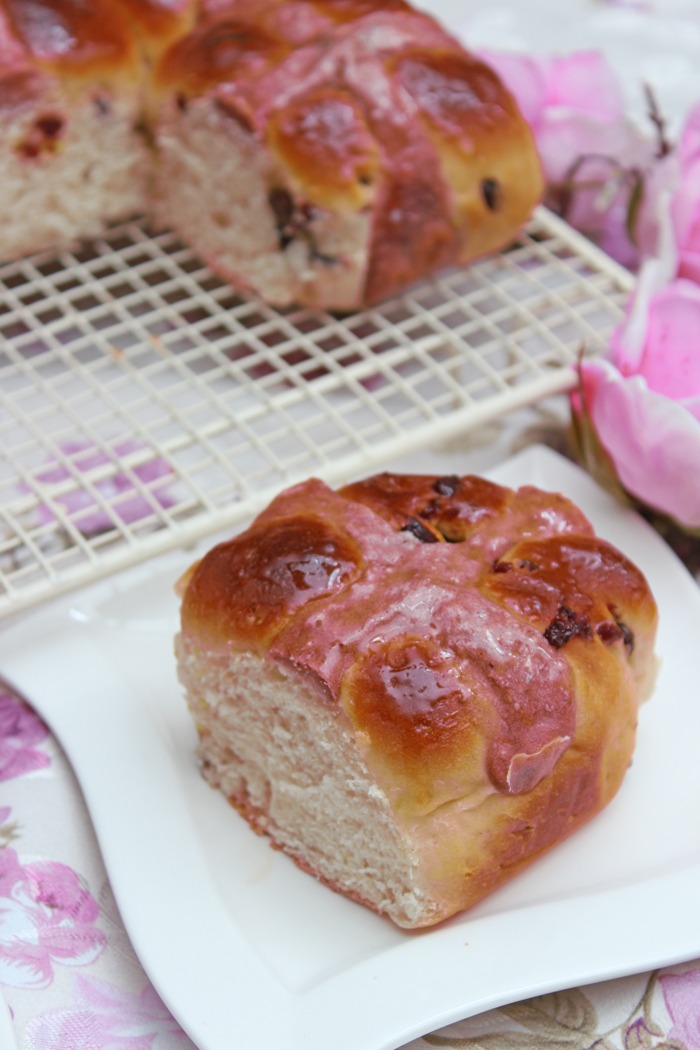 Karfreitagsbrötchen mit Marmeladenfüllung - Hot Cross Buns