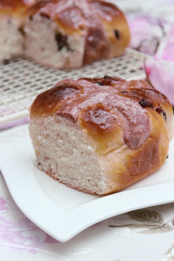 Karfreitagsbrötchen mit Marmeladenfüllung - Hot Cross Buns