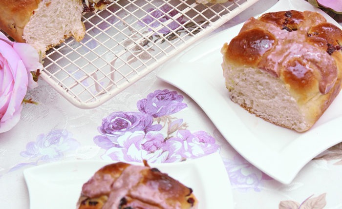 Fluffige Karfreitagsbrötchen mit Marmeladenfüllung 4