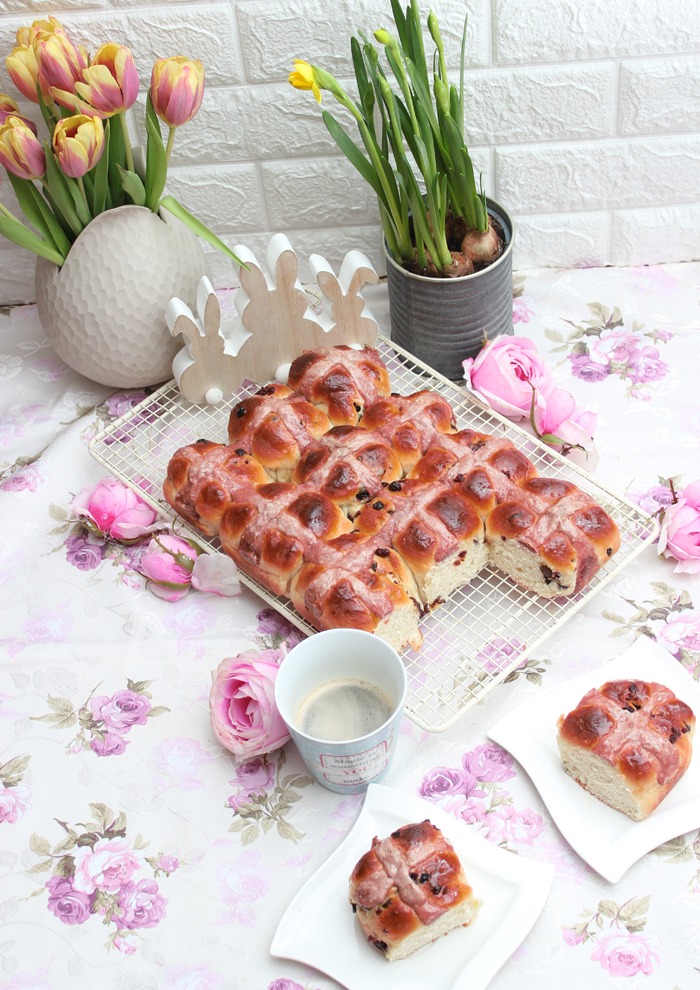 Fluffige Karfreitagsbrötchen mit Marmeladenfüllung