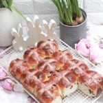 IMG Karfreitagsbroetchen mit Marmeladenfuellung Hot Cross Buns1