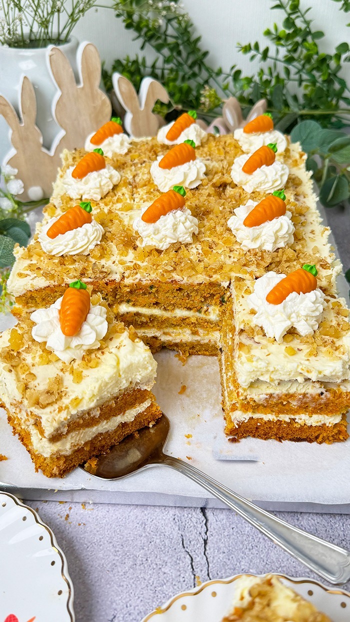 Karottenkuchen mit Mascarpone und Marzipan Deko zu Ostern