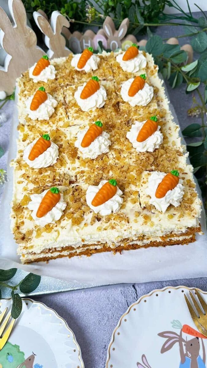 Saftiger Karottenkuchen mit Mascarpone: 4 Gründe, warum er der beste Osterkuchen ist 3 Karottenkuchen mit Mascarpone und Marzipan Deko zu Ostern. Karottenkuchen Rezept