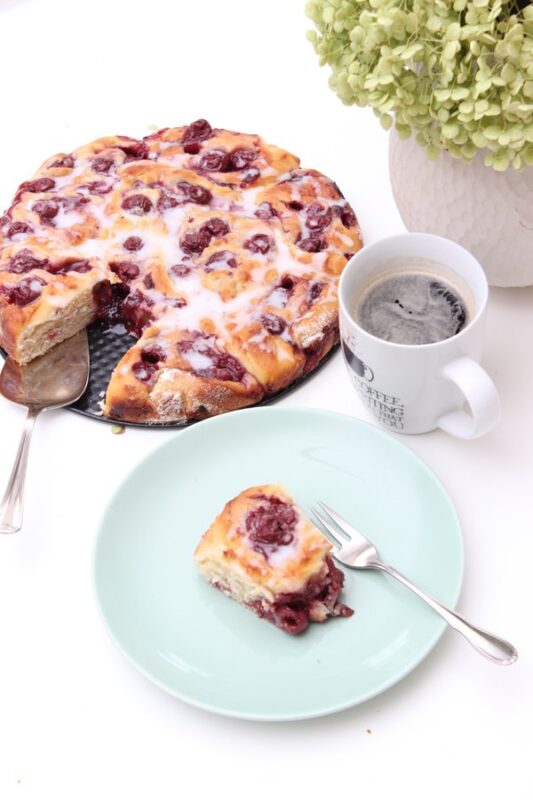 Kirsch Strudelkuchen mit Zitronenguss 8