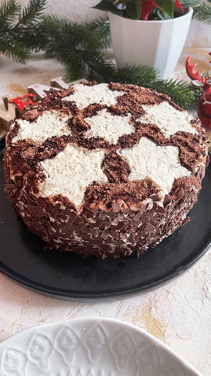 Weihnachtliche Kirschtorte mit Zimtsahne und Schokoboden