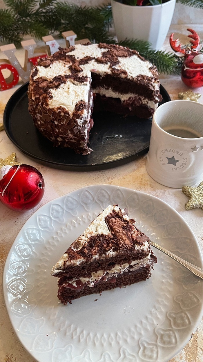 Weihnachtliche Kirschtorte mit Zimtsahne und Schokoboden