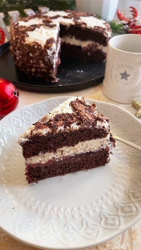 Weihnachtliche Kirschtorte mit Zimtsahne und Schokoboden Weihnachtliche Kirschtorte mit Zimtsahne und Schokoboden
