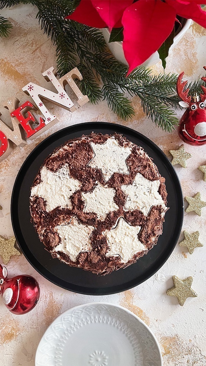 Weihnachtliche Kirschtorte mit Zimtsahne und Schokoboden