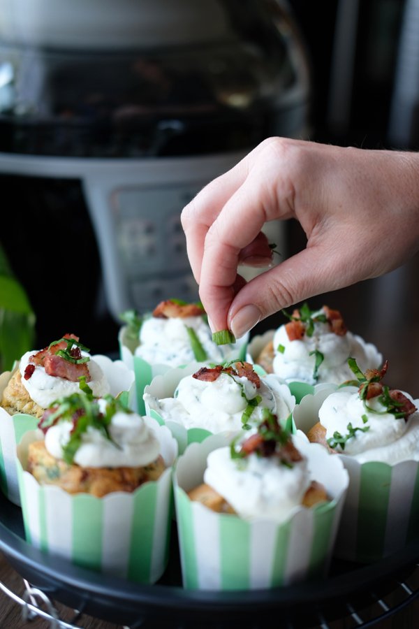 Bärlauch-Bacon Muffins mit Bärlauch Frosting - Mit der Klarstein VitAir Turbo Heißluftfritteuse