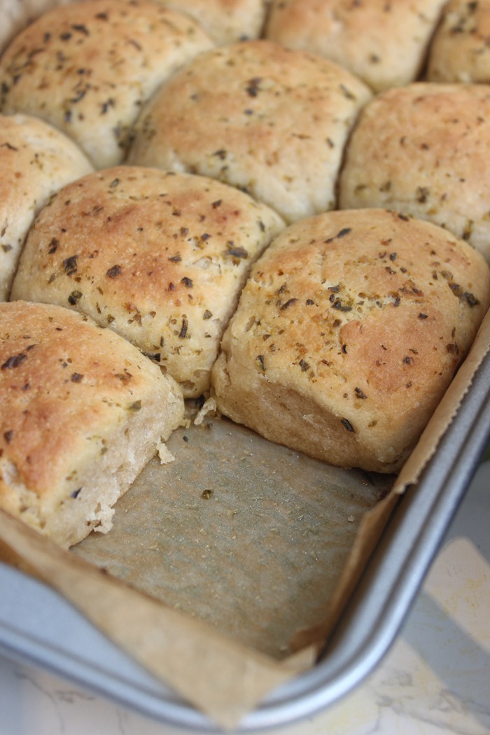 Knoblauch-Kräuterbutter-Brötchen 