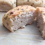 Leckere Knoblauch-Kräuterbutter-Brötchen ganz einfach backen