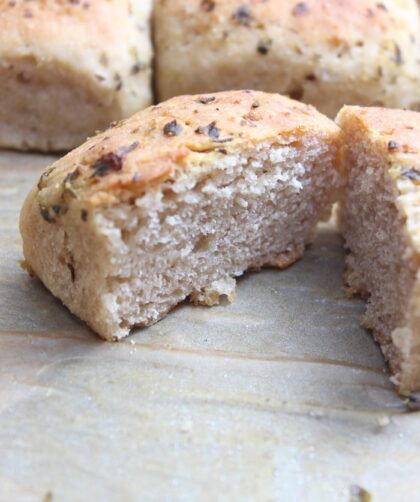 Leckere Knoblauch-Kräuterbutter-Brötchen ganz einfach backen