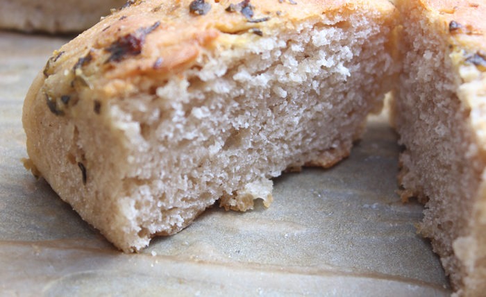 Leckere Knoblauch-Kräuterbutter-Brötchen ganz einfach backen