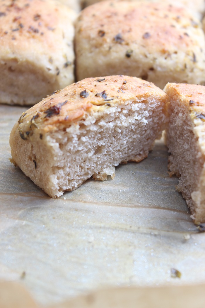 Leckere Knoblauch-Kräuterbutter-Brötchen ganz einfach backen
