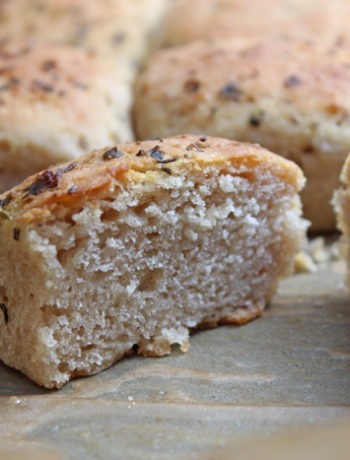Leckere knoblauch-kräuterbutter-brötchen ganz einfach backen 3