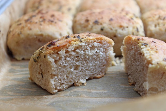 Knoblauch-Kräuterbutter-Brötchen ganz einfach backen in 15 Minuten