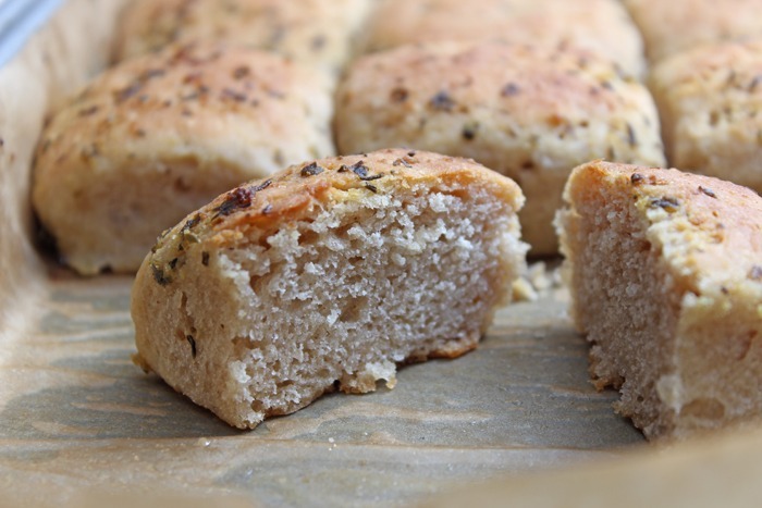 Leckere Knoblauch-Kräuterbutter-Brötchen ganz einfach backen 31