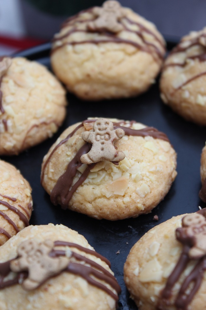 Knusperkugeln mit maltesers gefüllt - besondere weihnachtsplätzchen