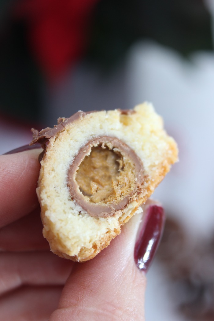 Knusperkugeln mit maltesers gefüllt - besondere weihnachtsplätzchen