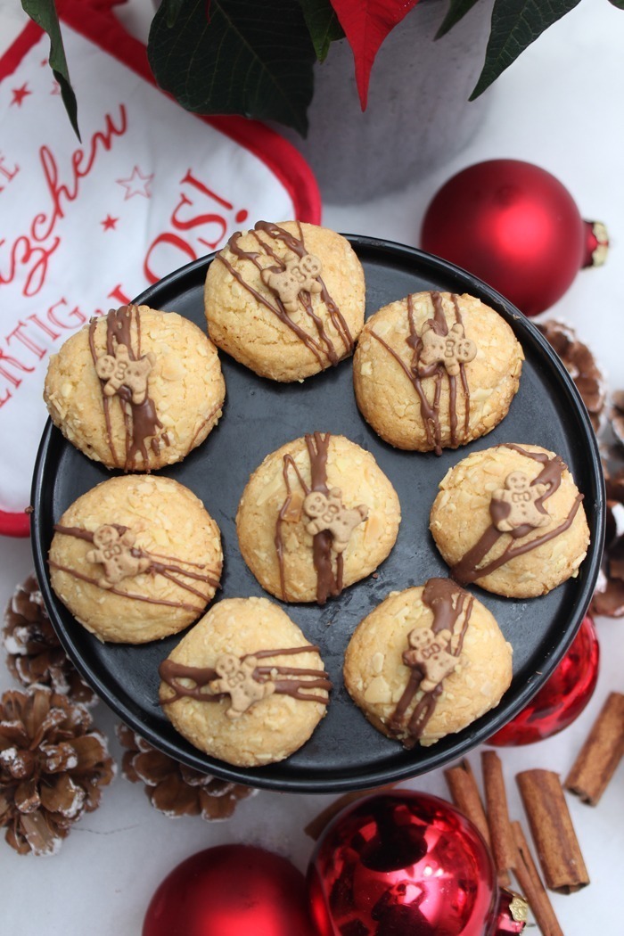 Knusperkugeln mit maltesers gefüllt - besondere weihnachtsplätzchen