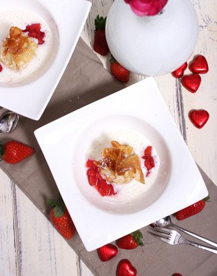 IMG Knusperpäckchen auf Erdbeere Ragout zum Valentinstag bearbeitet 1 315x400