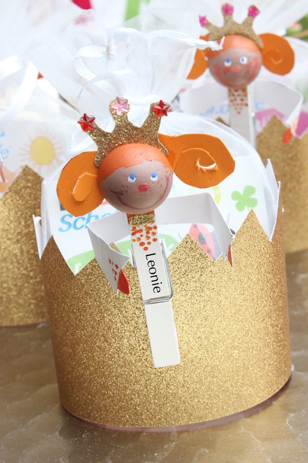 Kreatives Gastgeschenk: DIY-Prinzessinnen als Kronen mit Ferrero kinder Schokolade zum Kindergeburtstag 12