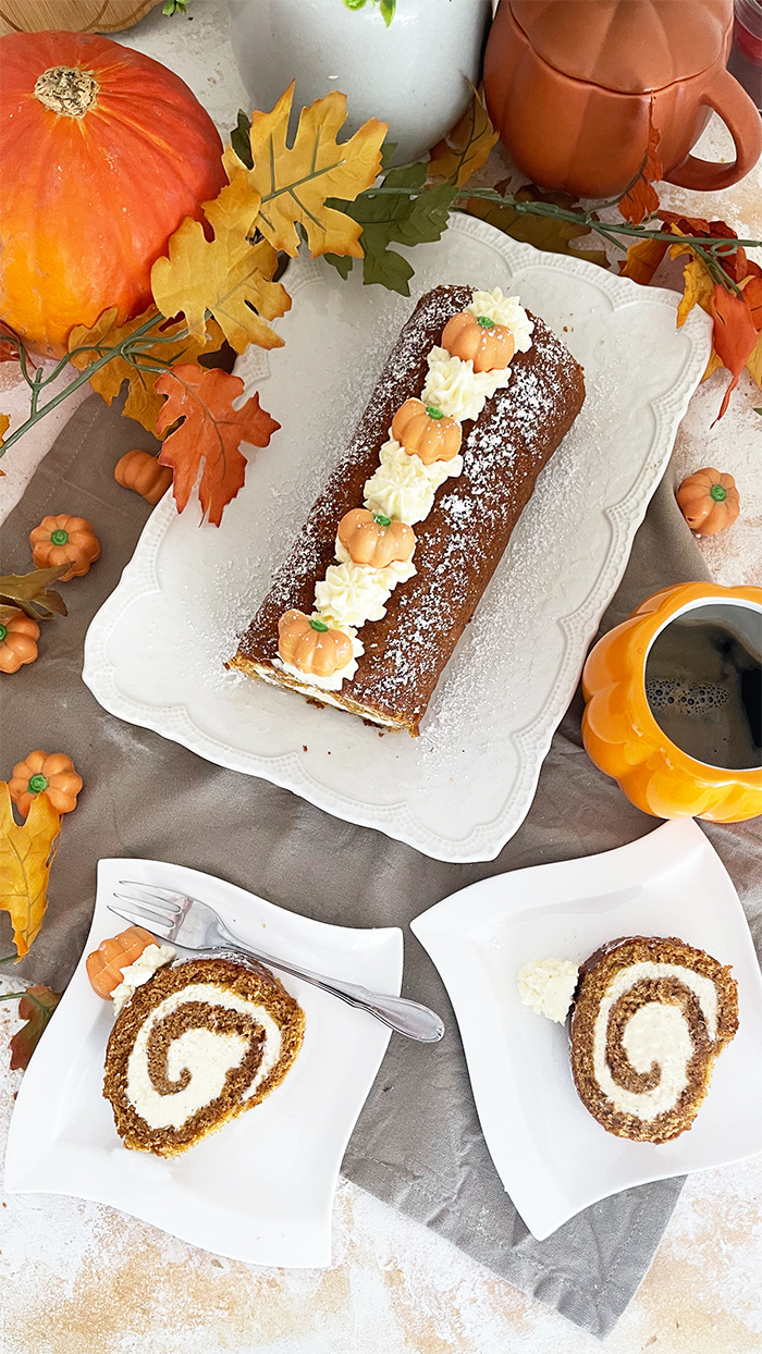 Kürbis Biskuitrolle mit cremiger Füllung Rezept, Kürbisrolle, Biskuitrolle, Herbstkuchen, Kuchen backen, Kürbiskuchen