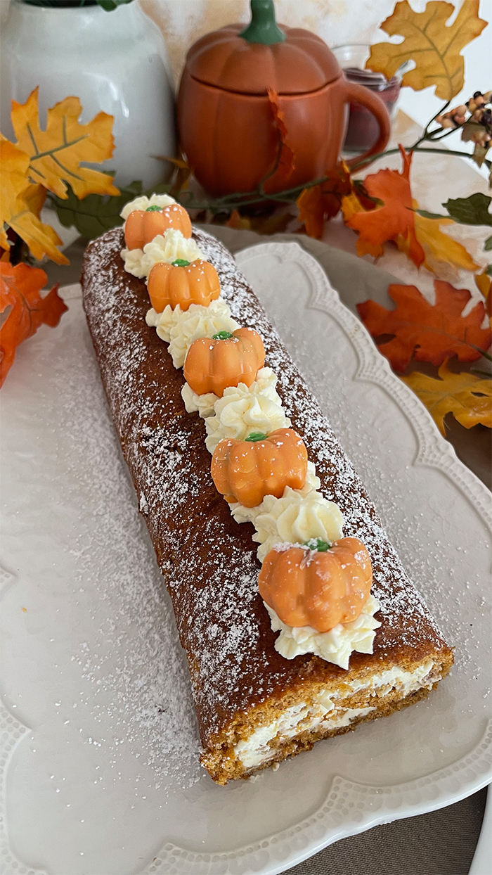 Kürbis Biskuitrolle mit cremiger Füllung Rezept, Kürbisrolle, Biskuitrolle, Herbstkuchen, Kuchen backen, Kürbiskuchen