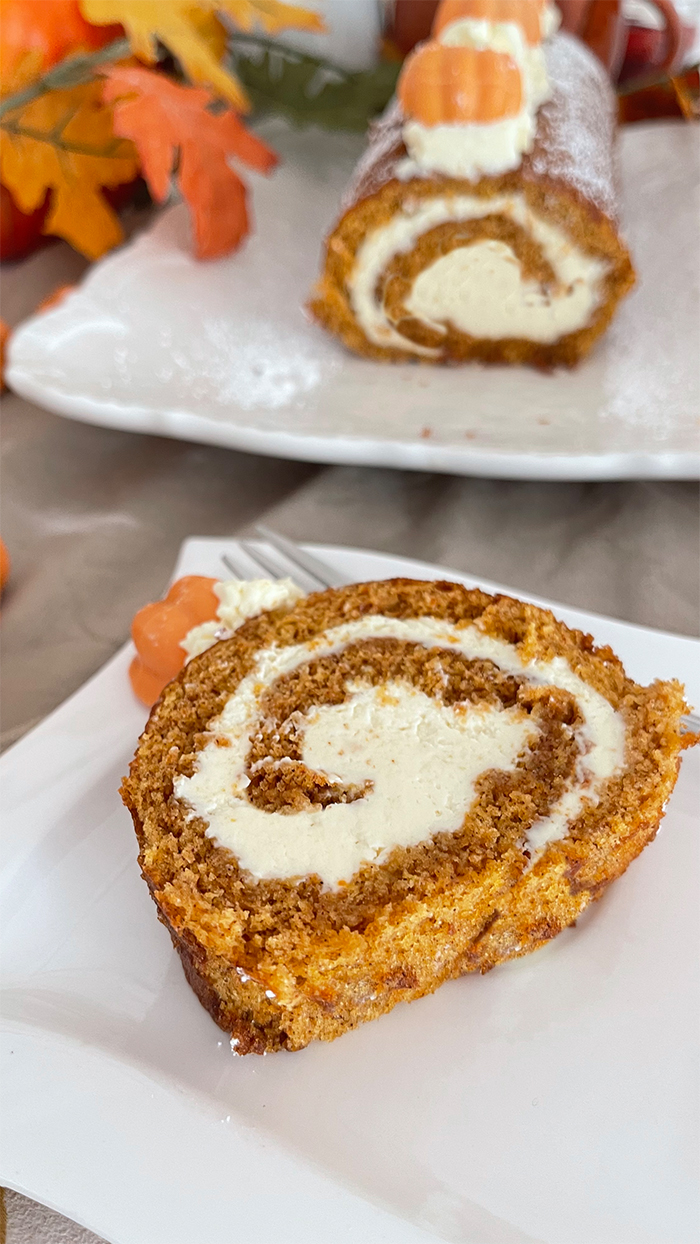 Kürbis Biskuitrolle mit cremiger Füllung Rezept, Kürbisrolle, Biskuitrolle, Herbstkuchen, Kuchen backen, Kürbiskuchen
