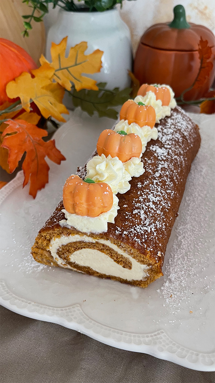 Kürbis Biskuitrolle mit cremiger Füllung Rezept, Kürbisrolle, Biskuitrolle, Herbstkuchen, Kuchen backen, Kürbiskuchen
