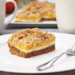 IMG Kuerbis Cheesecake Bars mit Zimt Haferflocken Streuseln 9