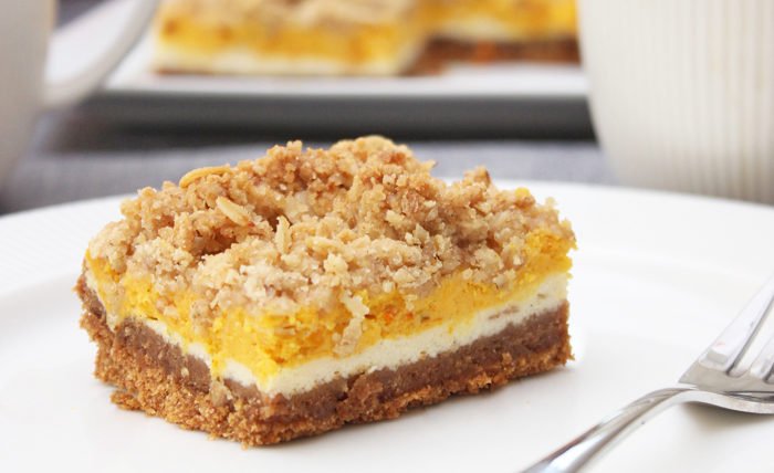 Leckere Kürbis-Cheesecake-Bars mit Zimt-Haferflocken-Streuseln 2