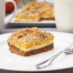 IMG Kuerbis Cheesecake Bars mit Zimt Haferflocken Streuseln TL