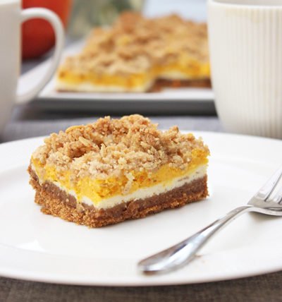 Leckere Kürbis-Cheesecake-Bars mit Zimt-Haferflocken-Streuseln 2