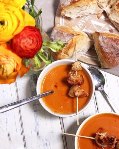 IMG Kuerbis Tomaten Suppe Haehnchenspießen Pane di Como TL