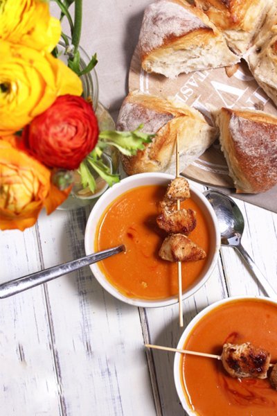 IMG Kuerbis Tomaten Suppe Haehnchenspießen Pane di Como TL