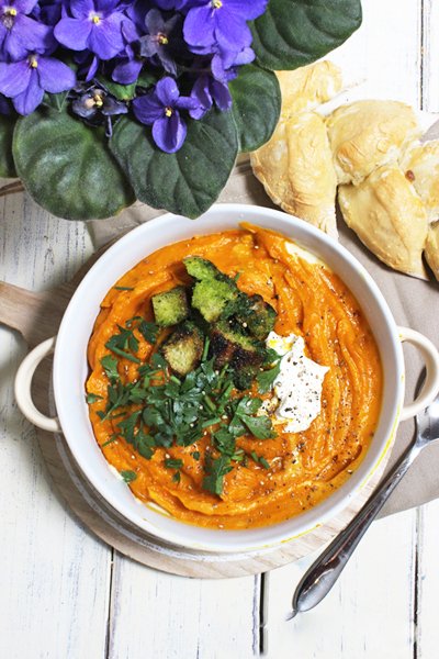 IMG Kuerbissuppe mit knusprigen Kraeuter Croutons TL