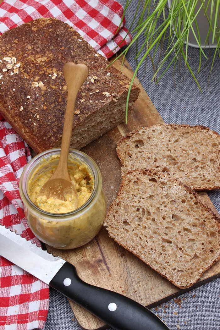 Kürbis-Feta-Walnuss-Aufstrich & Dinkel-Haferflocken Brot