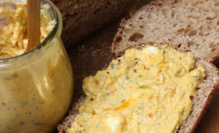 Dinkel-haferflocken brot & herzhafter kürbis-feta-walnuss-aufstrich 2