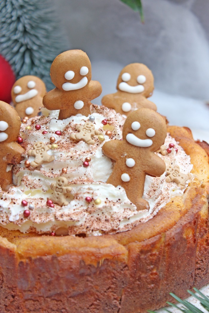 Cremiger Lebkuchen-Eierlikör-Käsekuchen mit Sahnetopping