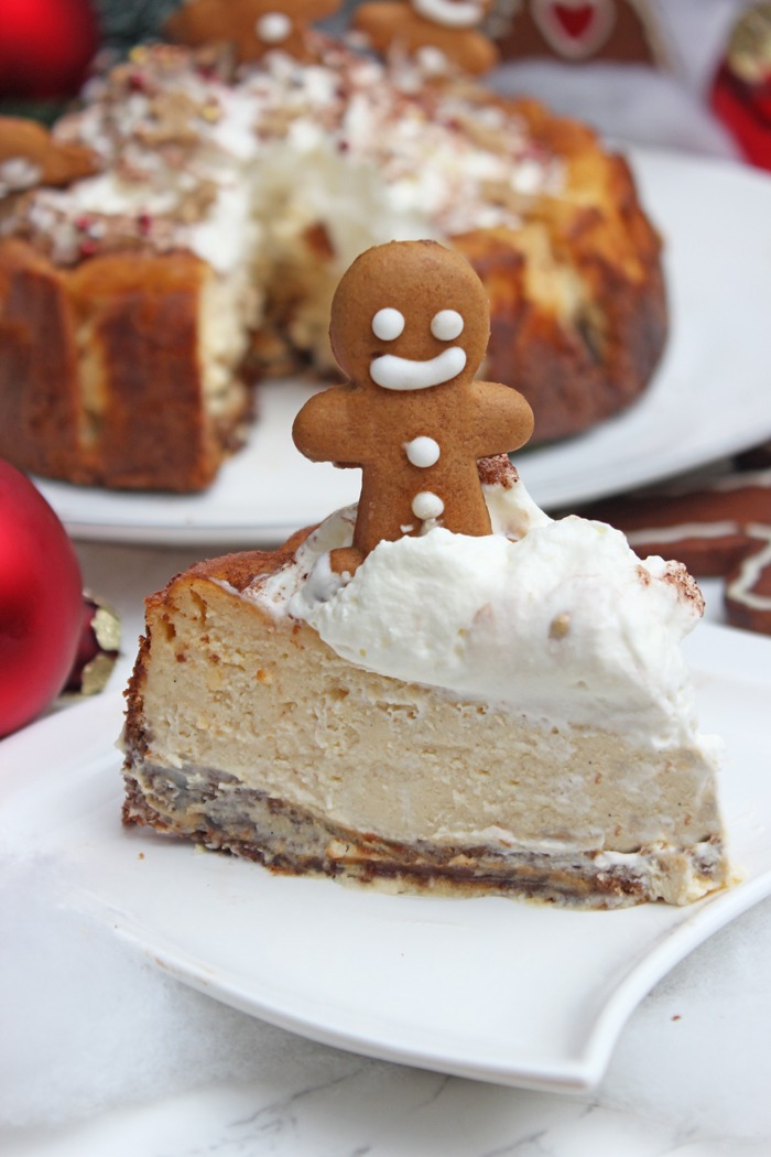 Cremiger Lebkuchen-Eierlikör-Käsekuchen mit Sahnetopping