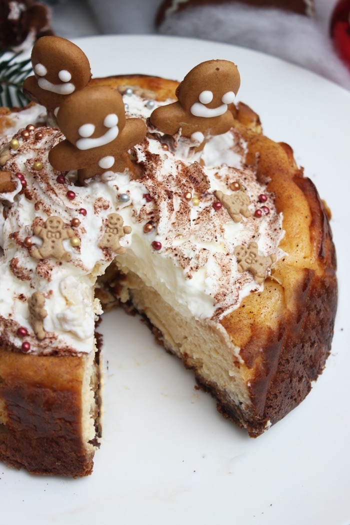 Lebkuchen-eierlikör-käsekuchen mit sahnetopping