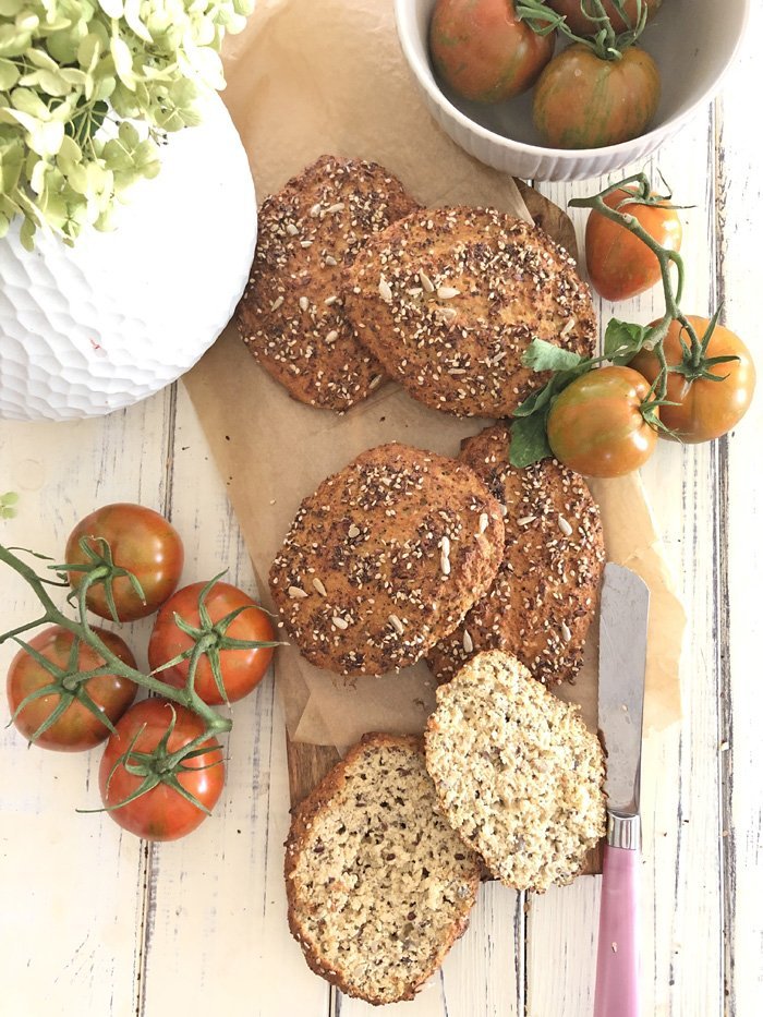 So backst du perfekte saatenbrötchen in zwei varianten | low carb und klassisch