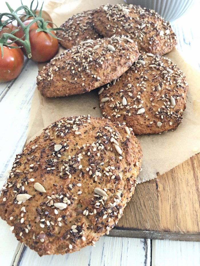 So backst du perfekte saatenbrötchen in zwei varianten | low carb und klassisch