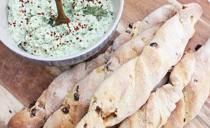 Maisbrotstangen, Avocado-Hüttenkäse-Chili Dip mit Bierhefe 2