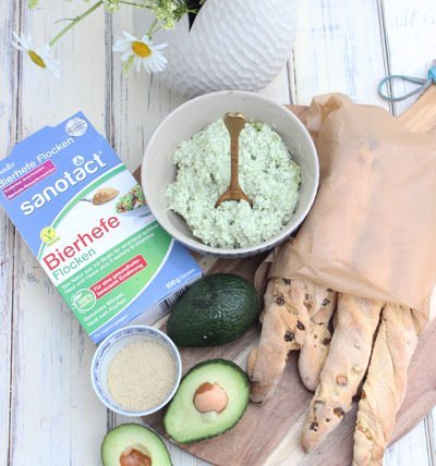 IMG Maisbrotstangen und Avocado Hüttenkäse Chili Dip mit Bierhefe Flocken von sanotact Ideal zum Grillen TL