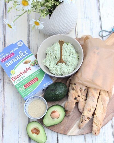 IMG Maisbrotstangen und Avocado Hüttenkäse Chili Dip mit Bierhefe Flocken von sanotact Ideal zum Grillen TL